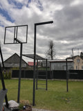 Lauko sporto aikštelė su krepšinio lentos stovu